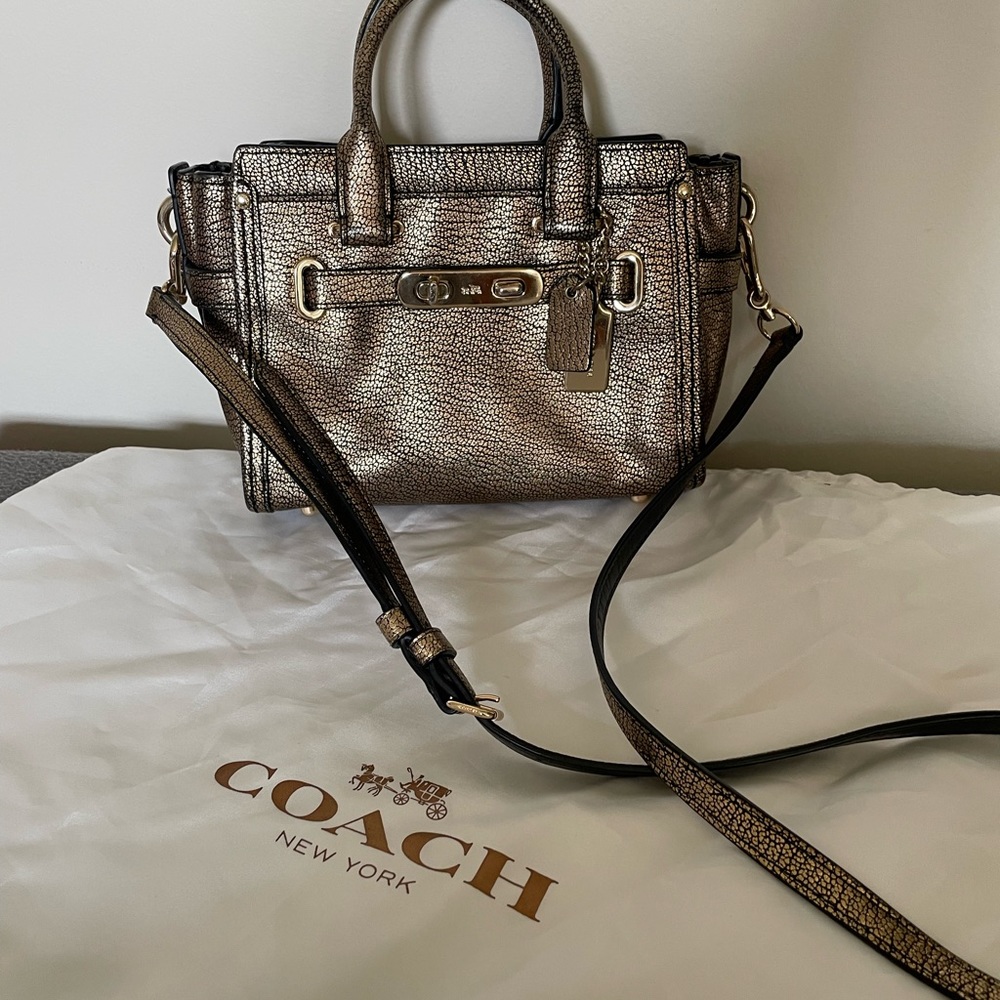 Used COACH Women's Metallic Pebble Light Swagger 20 Carryall Li/Gold